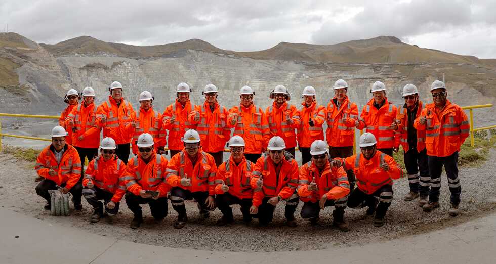 3-陈得信同拉斯邦巴斯矿山运营团队合影