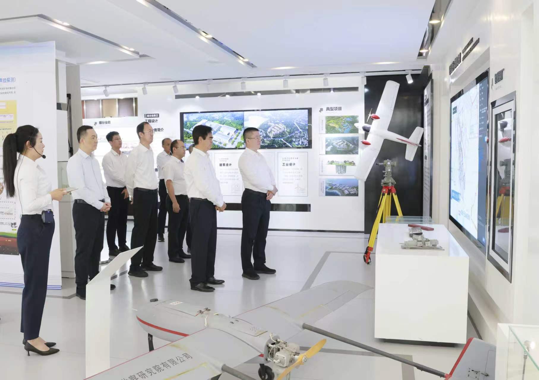 李仲泽参观公海赌赌船官网jc710武勘企业展厅
